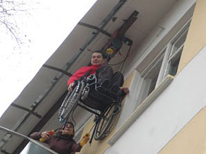 В Воронеже инвалид-колясочник поднимается на пятый этаж по стене дома