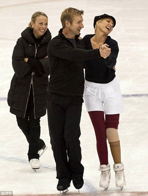 Джейн ТОРВИЛЛ (слева) и Кристофер ДИН как могут поддерживают Хизер МИЛЛС