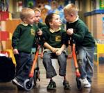 Мужественный малыш, лишившийся всех конечностей, ходит в обычную школу