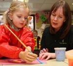 Благодаря уникальному протезу, пятилетняя Тили, лишившаяся обеих рук, снова рисует