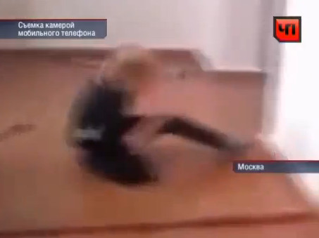 Девушка жестоко избивает сверстницу-инвалида