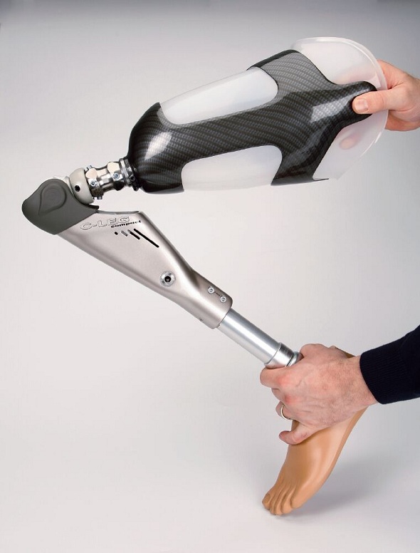 На помощь инвалидам Ленобласти поступили современные протезы с микропроцессорами