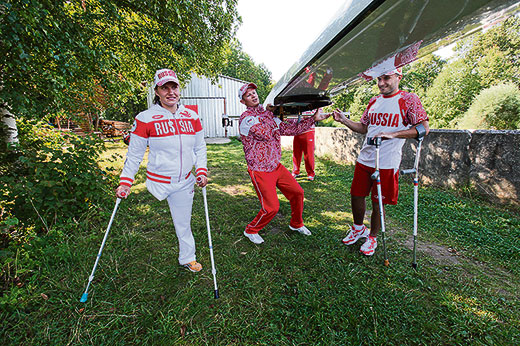 Команда. Тренер Сергей Богданов поднимает байдарку. Справа от байдарки — Федор Лёвин. Слева — Надежда Андреева. Фото Ивана АФАНАСЬЕВА