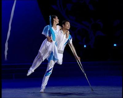 Она без руки, он без ноги