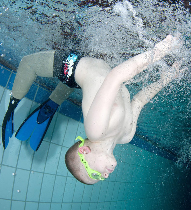 Ребенок потерявший ноги научился плавать благодаря протезам-плавникам