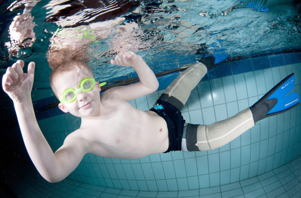 Ребенок потерявший ноги научился плавать благодаря протезам-плавникам