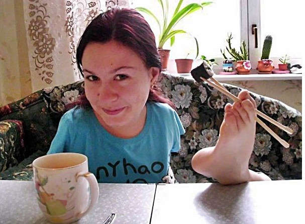 Марина любит японскую еду - дома и в кафе виртузно справляется с палочками. Фото: А. Синица