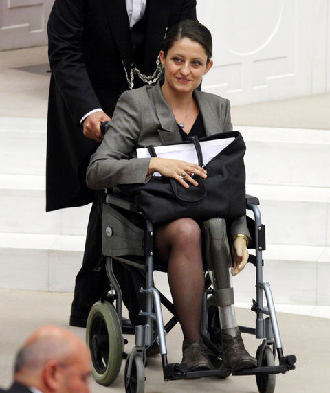 Благодаря депутатке с протезом женщинам в турецком парламенте теперь можно носить брюки