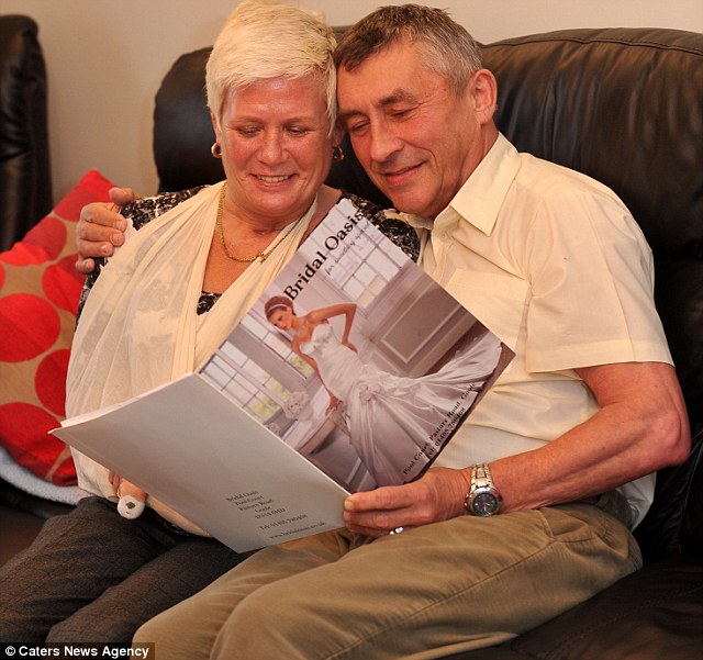 Женщина, потерявшая обе ноги из-за редкой инфекции, пошла к алтарю на протезах