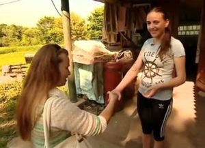 Инна Яринчина (справа) с корреспондентом телеканала «Интер» вскоре после того, как девушке сделали протез