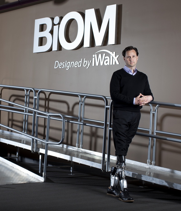 Человек, который потерял ноги, но не разучился идти в ногу со временем