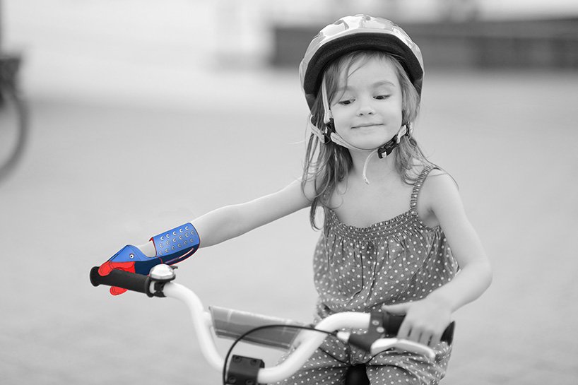 Немецкий дизайнер печатает на 3D-принтере недорогие протезы для детей