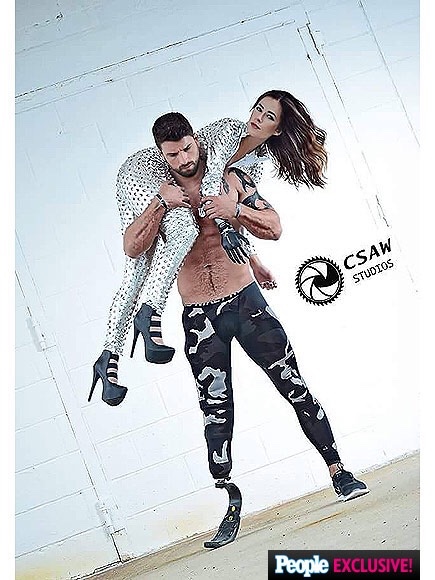 Девушка с бионической рукой и мужчина с протезом голени снялись в романтической фотосессии