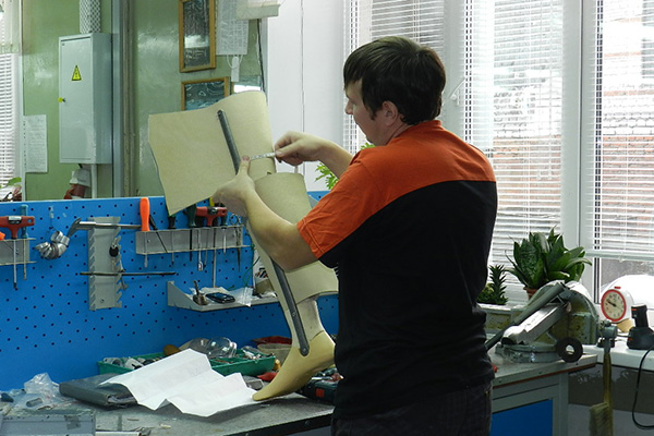 Техник-протезист Андрей Прошляков за работой.