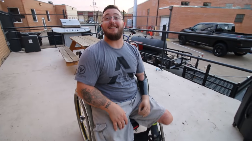 Как водить автомобиль без руки и обеих ног?