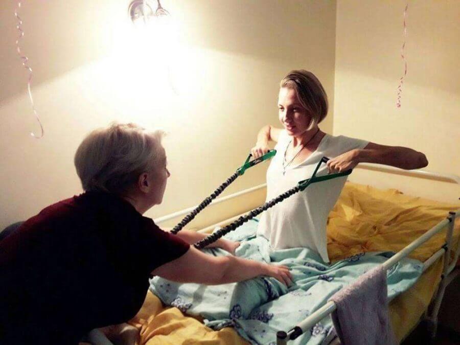 Лишившейся в аварии ног девушке помогает волонтёр, пережившая подобную автокатастрофу