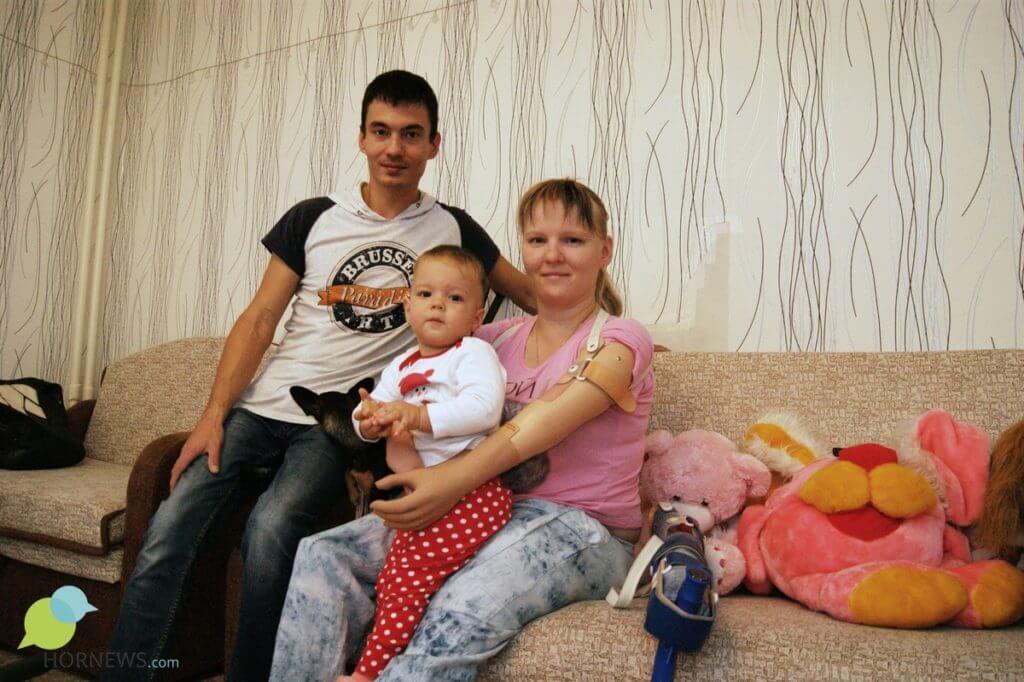 Девушка без рук и ног учится жить с подаренными протезами