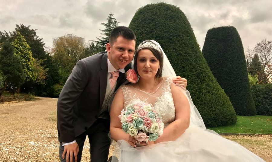 Невеста потерявшая ногу во время борьбы с раком прошла в белом платье к алтарю