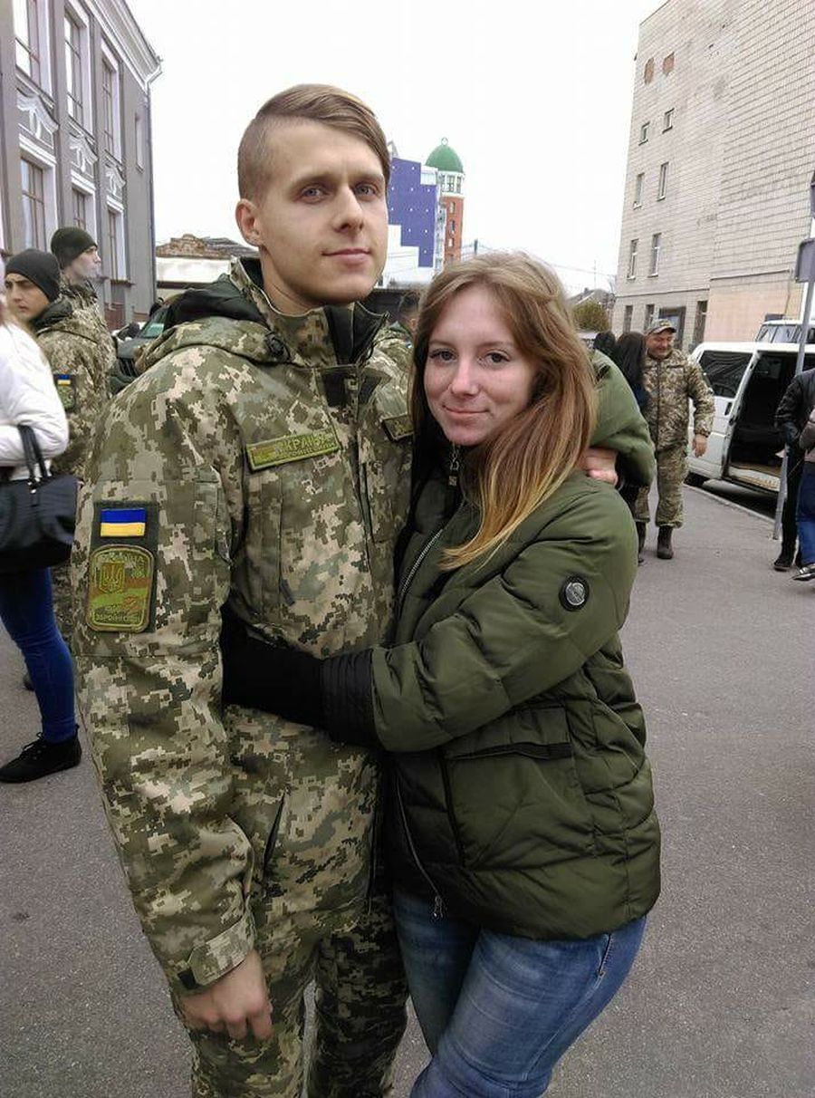 Любимый практически круглосуточно сидел возле моей койки, держа за руку. 