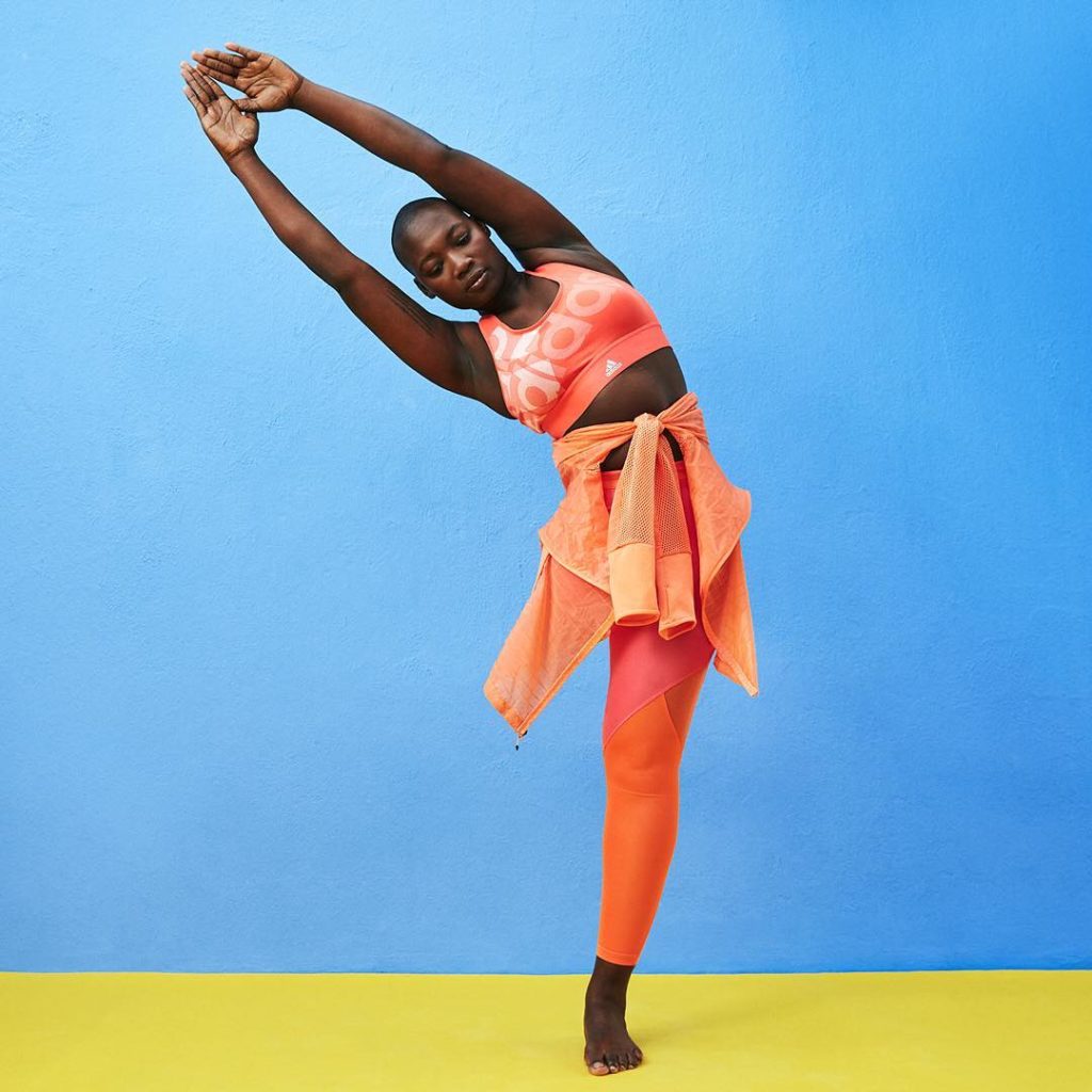 Ампути модель выполняет сложную позу йоги, чтобы доказать, что можно преодолеть все препятствия