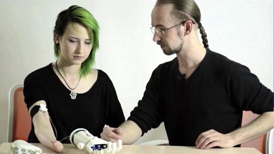 Девушка вместе с любимым мужчиной разрабатывает бионический протез руки