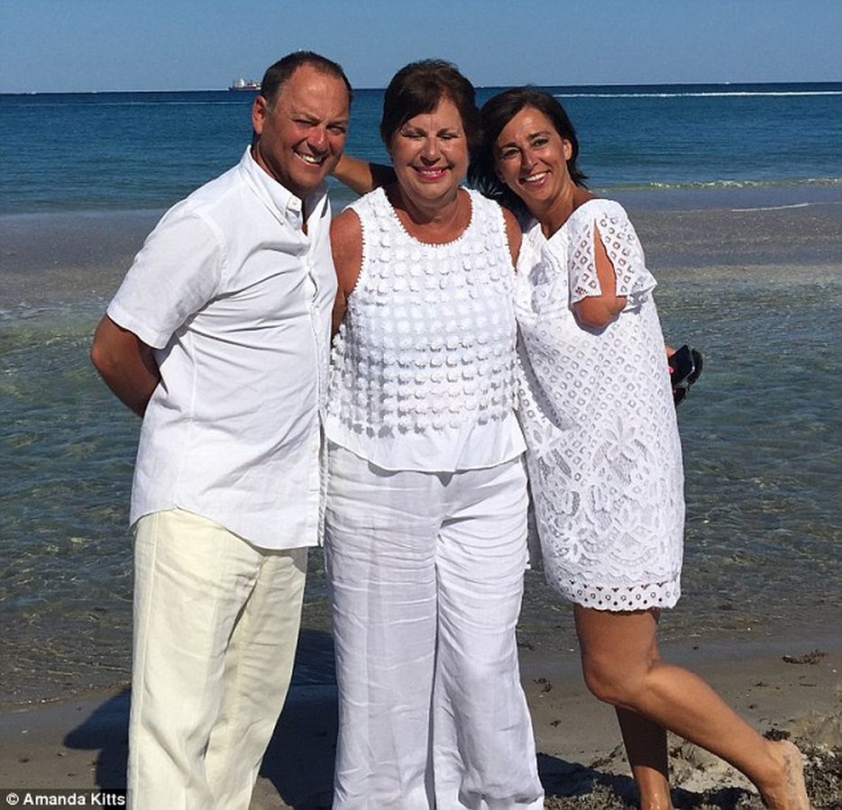 Аманда Китт с мужем Томасом и ее матерью