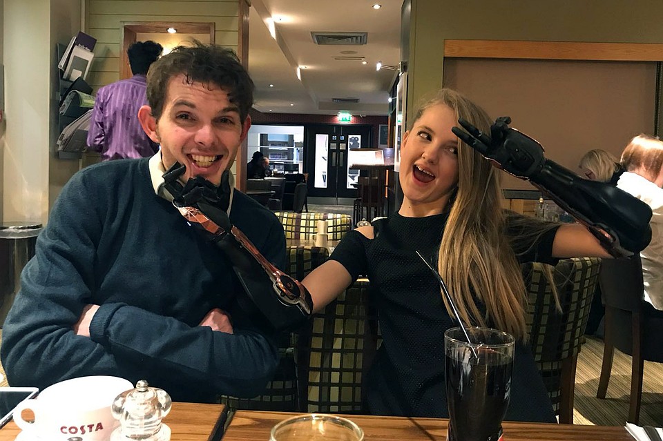 Самая очаровательная Bionic Girl на планете