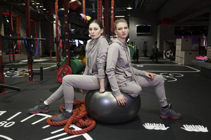 Юлия Михеева и Наталья Кочерова (лыжи) в паралимпийской форме ZASPORT