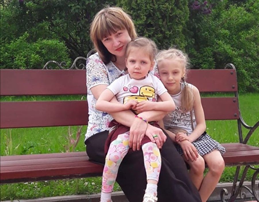 Женщине, которая из-за онкологии потеряла ногу, предложили сдать дочерей в детдом