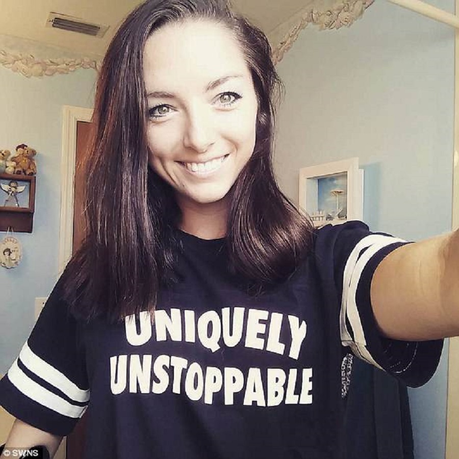 «Я могу делать все, что может сделать любой другой человек»: однорукая танцовщица, записывает видео-дневник, чтобы показать уникальные способы решения повседневных задач: от бритья до игры на фортепиано