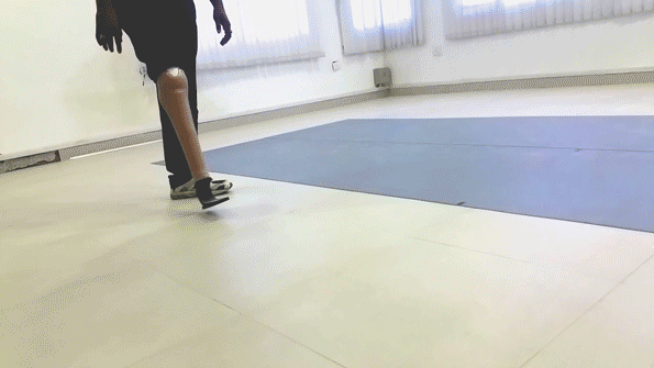 Недорогой протез ноги имитирует естественную ходьбу