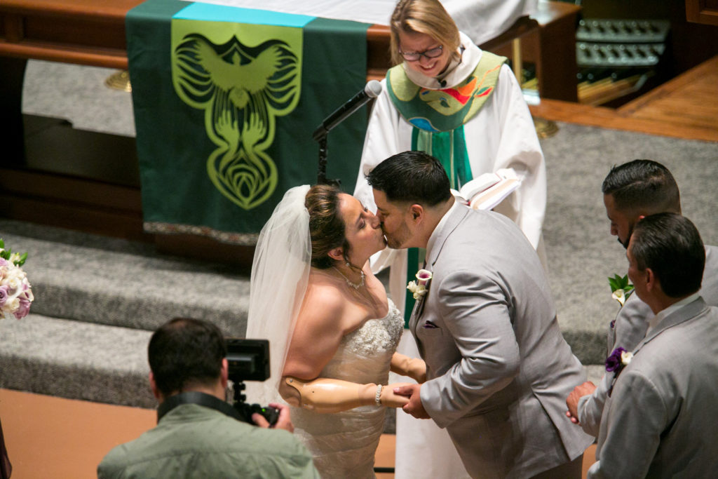 Невеста без рук и ног сыграла свадьбу