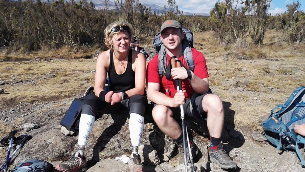 Британка с четырьмя ампутированными конечностями покорила Килиманджаро