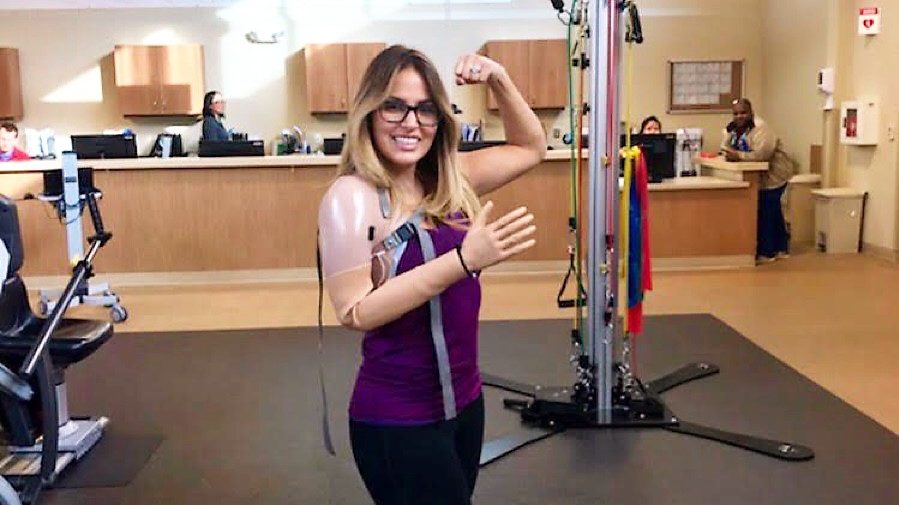 Медсестра спасла свою жизнь после того, как ее рука была отрезана гребным винтом