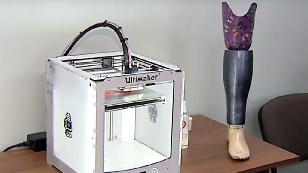 В Ярославле на 3D-принтере печатают специальные накладки на протезы ног