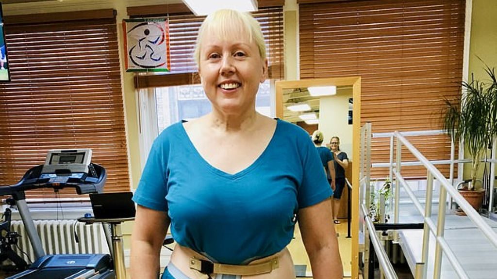 Медсестра потерявшая ногу после того, как ее раздавило самосвалом занялась скалолазанием