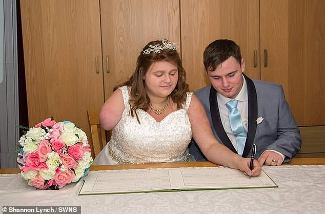 Девушка с саркомой руки, у которой ампутировали руку вышла замуж за мужчину своей мечты