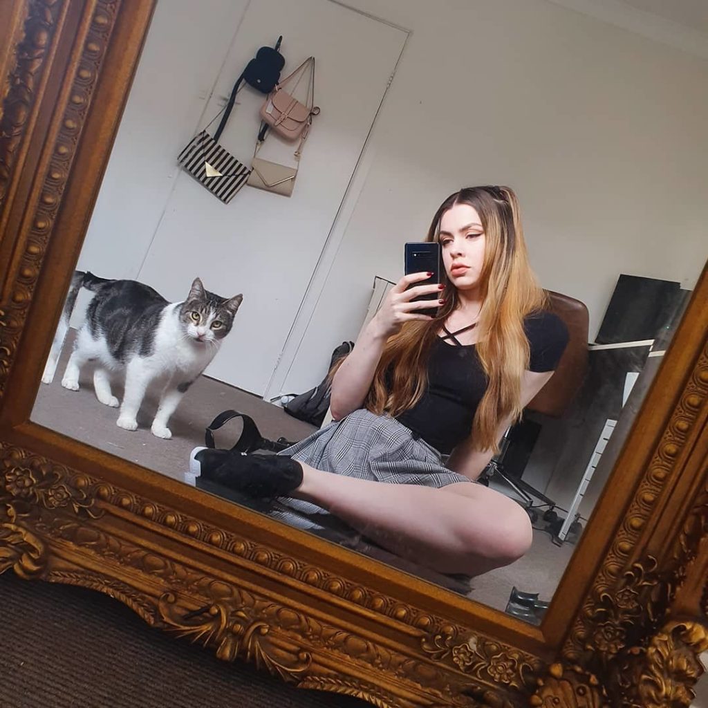 Женщина с одной ногой стала мишенью для мерзких троллей (devotee)