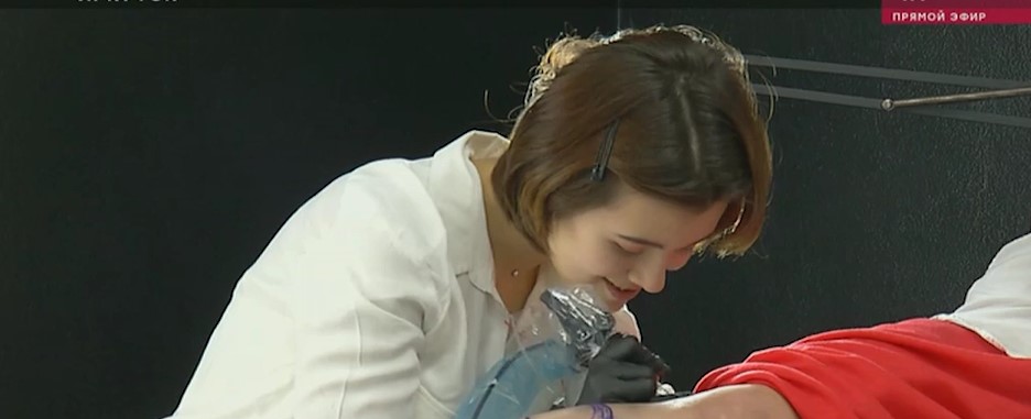 Девушка делает татуировки, чтобы купить себе современный протез руки