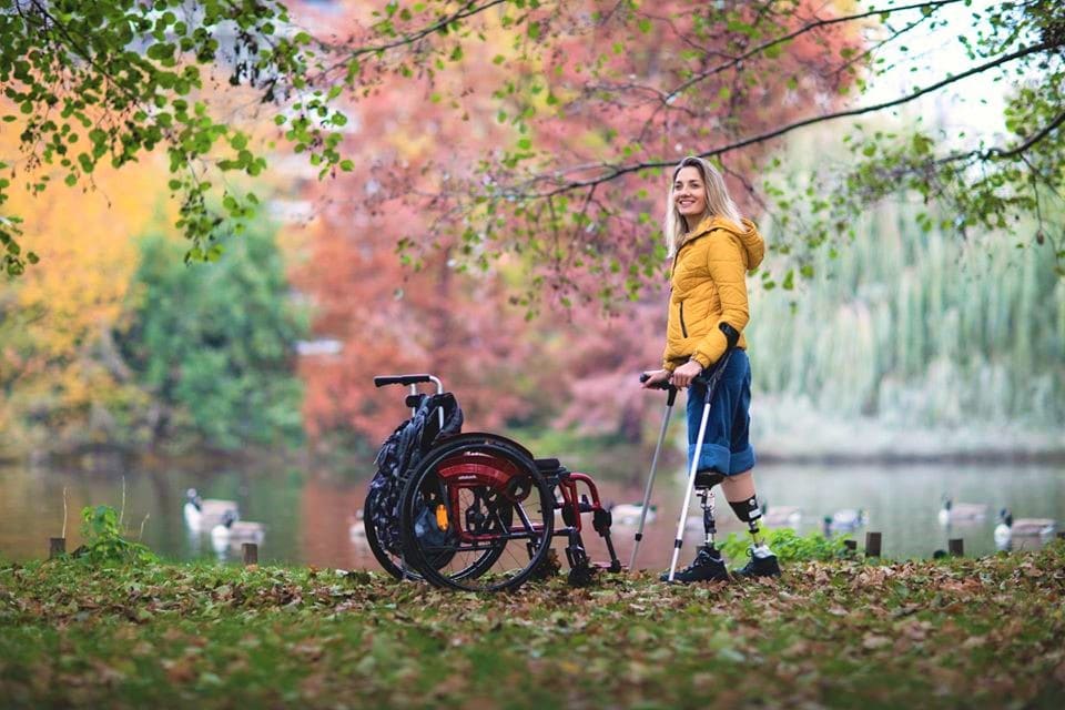 Девушка рассказала, как впервые встала на протезы