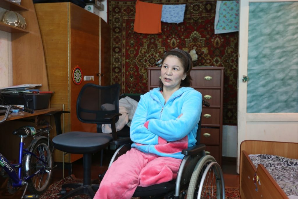 Женщина с ампутированными ногами заперта в четырех стенах