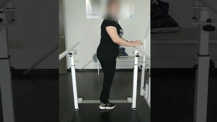 Женщина, которой ампутировали ногу после страшного ДТП, продолжает учиться ходить протезе