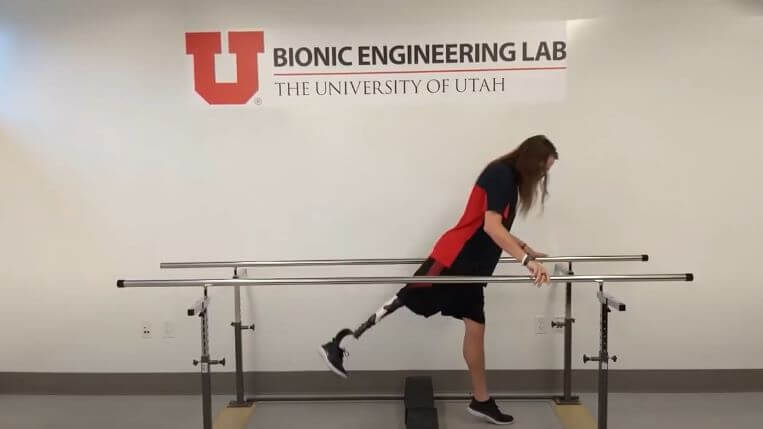 Протез ноги научили обходить препятствия