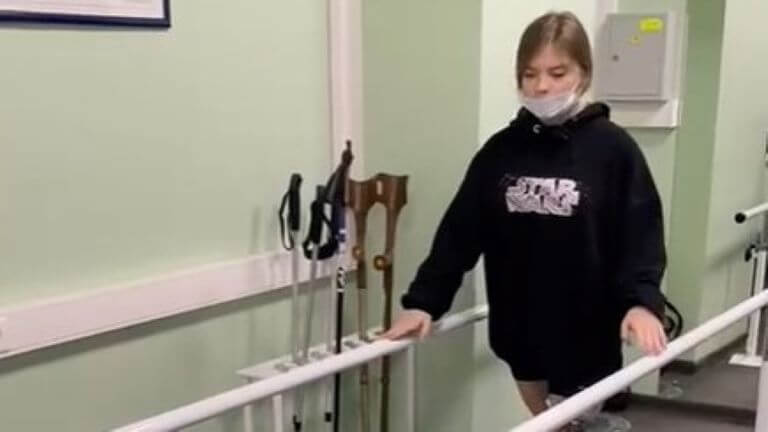 Александра Гладкова после ампутации ноги делает первые шаги