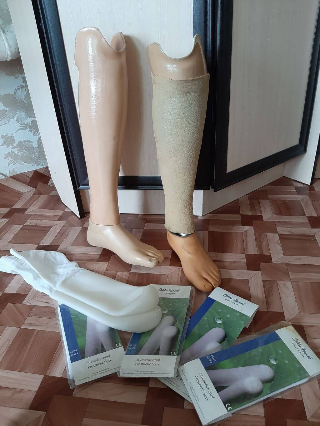 Продаются два протеза (для ходьбы и плавания)