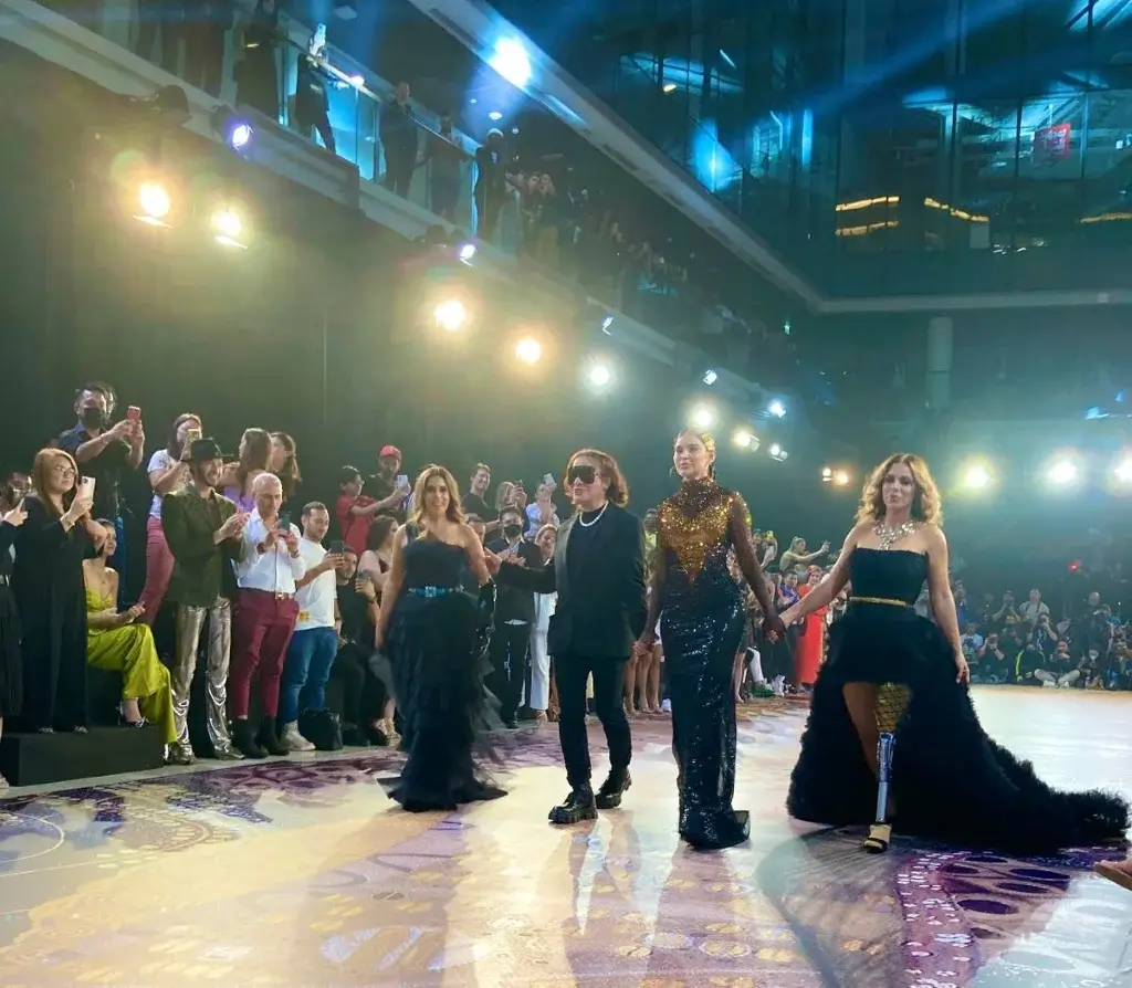 Майкл Синко и модель с протезом ноги на показе Arab Fashion Week