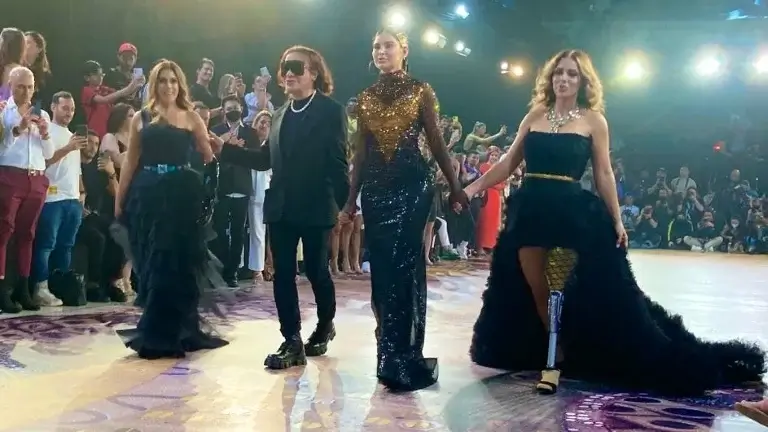 Майкл Синко и модель с протезом ноги на показе Arab Fashion Week