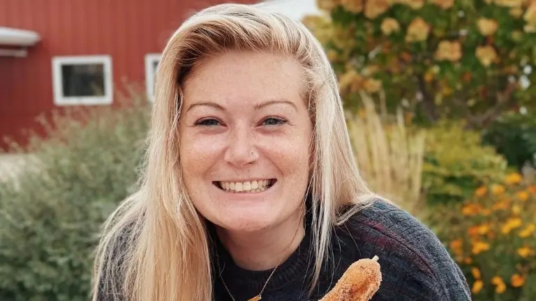 Бейсбольная фанатка с ампутированной ногой