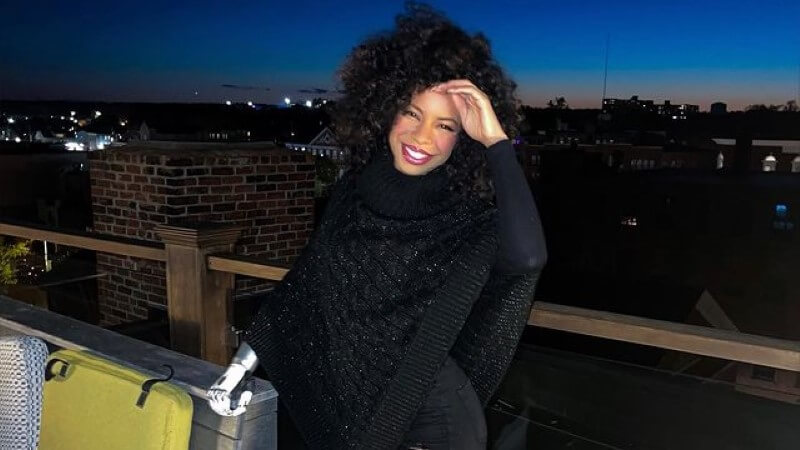 Кайла Мария Джи-девушка без руки