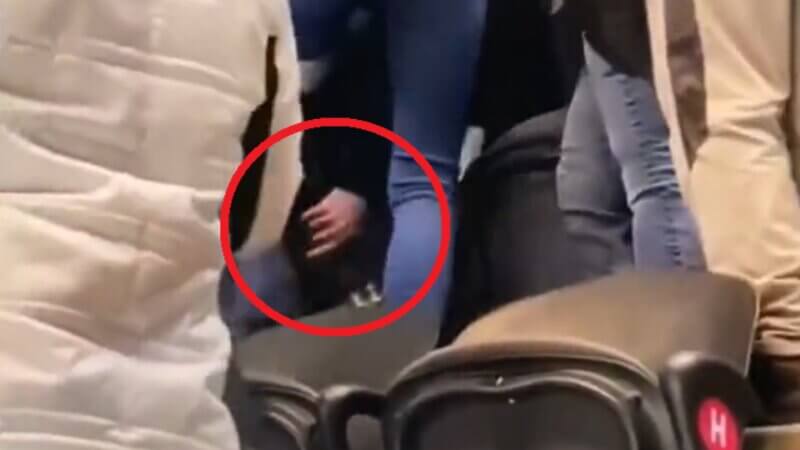 Женщина избила мужчину протезом во время хоккейного матча